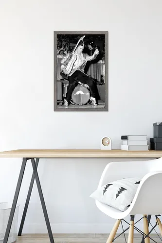 Vista 6 de Trends International Elvis Presley - Póster de pared de caderas, 22.4 pulgadas de largo x 14.7 pulgadas, versión enmarcada en madera de granero