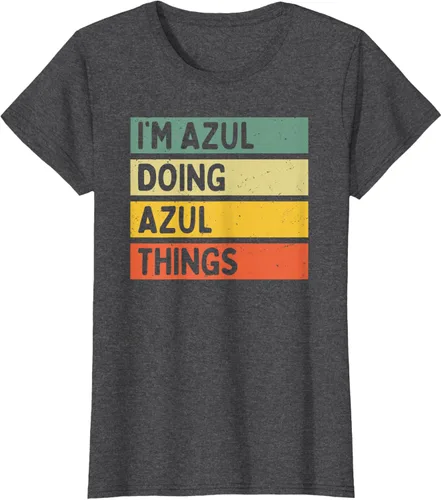 Vista 4 de Camiseta divertida con cita personalizada con texto en inglés "I'm Azul Doing Azul Things