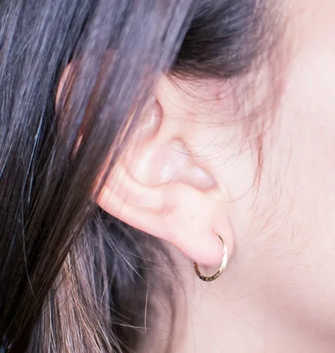 Vista 2 de Aretes de aro continuos de oro amarillo de 14 quilates con corte de diamante (tubo de 0.010in)