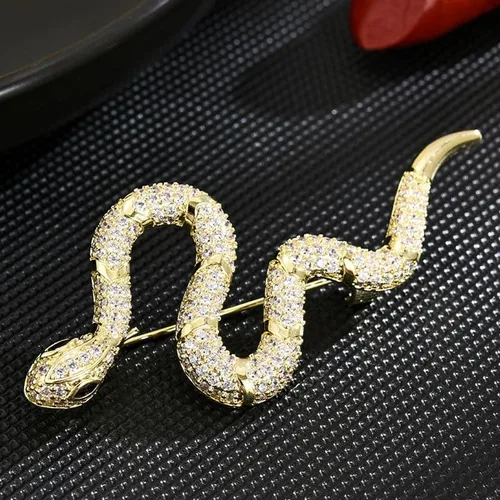 Vista 3 de Broches dorados de serpiente para mujeres y hombres, alfileres de solapa esmaltados de serpiente, accesorios de diamantes de imitación, poderosos