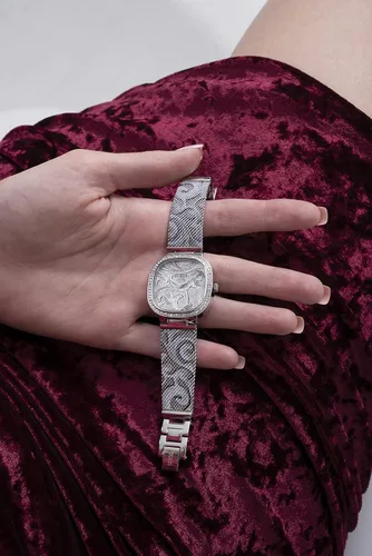 Vista 8 de GUESS Reloj de cuarzo para mujer con correa de acero inoxidable plata 135 Modelo GW0304L1