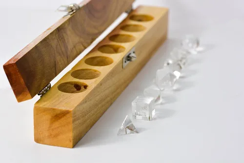 Vista 2 de The Masonic Exchange Platonic Solids - Juego de 7 piezas de cristal de cuarzo con caja de madera de regalo