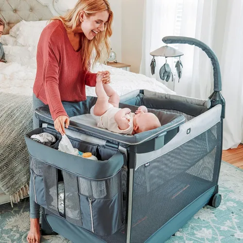 Vista 3 de Chicco Lullaby Zip - Juego portátil todo en uno, moisés y cambiador para bebés, barra de juguetes electrónica, juego para niños pequeños, apto