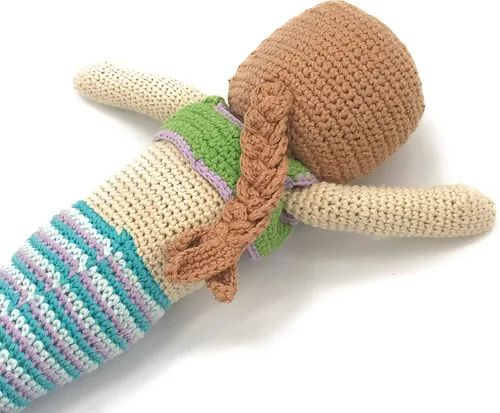 Vista 2 de Pebble Muñeca de sirena hecha a mano, turquesa, ganchillo, comercio justo, simulación, juego imaginativo, playa, lavable a máquina