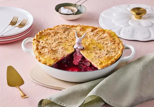 Vista 5 de Le Creuset Estofador de pétalos de hierro fundido esmaltado, 2.25 cuartos de galón., Blanco