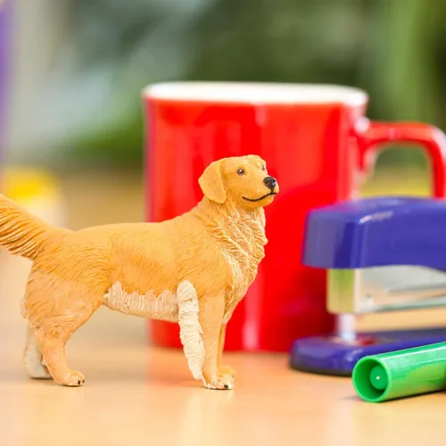 Vista 2 de Safari Ltd. Figura de Golden Retriever – Figura detallada de modelo de plástico de 4.5 pulgadas – Divertido juguete educativo para niños, niñas