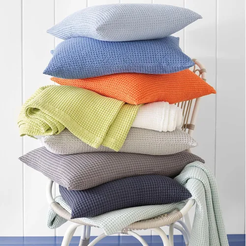 Vista 7 de Pine Cone Hill Funda de almohada de Matelasse azul francés de burbujas, tamaño estándar, patrón sólido azul