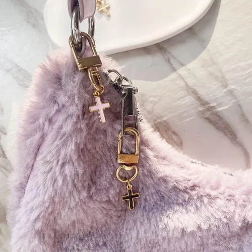 Vista 4 de Llavero de cruz pequeña para mujer, paquete de 3 piezas, blanco, rosa, negro, llaves de coche, accesorios, clip, bolso, mochila, colgante, dijes, 3