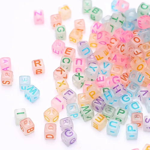 Vista 11 de 1000 piezas de cuentas cuadradas luminosas con letras, cuentas de cubo que brillan en la oscuridad, cuentas de letras luminosas acrílicas, cuentas
