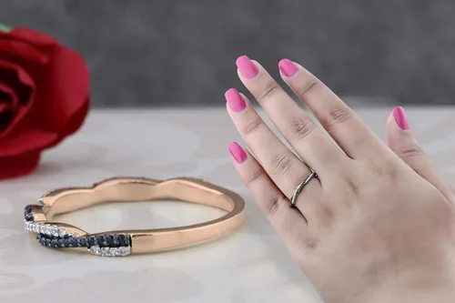 Vista 4 de Dazzlingrock Collection Anillo de boda apilable de zafiro azul y diamante blanco entrecruzado estilo remolino redondo en oro, Metal Gema Piedra Oro