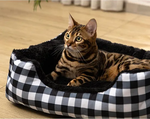Vista 4 de Hollypet Cama Rectangular de Felpa para Perros y Gatos Autocalentable, Negra con Cuadros A cuandros negros
