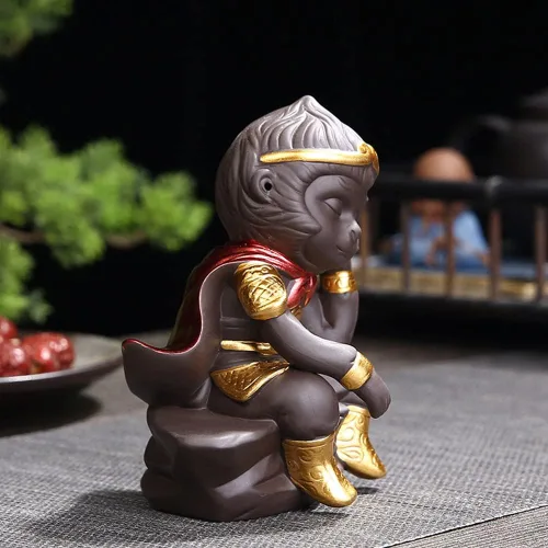Vista 4 de Estatua del rey mono, linda figura de monje zen de Sun Wukong Buda, escultura china de viaje al monje del oeste con abrazo dorado, mascota de té