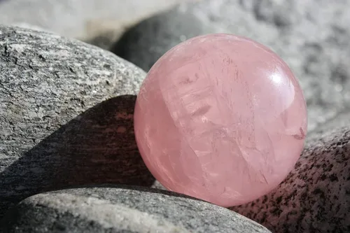 Vista 2 de Bolas Baoding de cuarzo rosa de 1.4 pulgadas, bolas pequeñas de cristal rosa curativo para el estrés, bolas de mano para terapia de manos, alivio