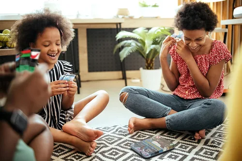 Vista 3 de The Purple Cow Go Fish! - Dinosaurios - El clásico juego de cartas con un impulso de conocimiento general para niños y familias a partir de 6 años