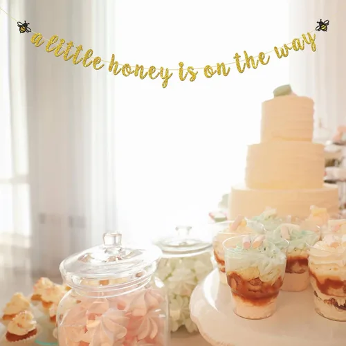 Vista 7 de Cartel con texto en inglés "A Little Honey is on The Way" con purpurina dorada con temática de abejorros y abejas, revelación de género, decoración