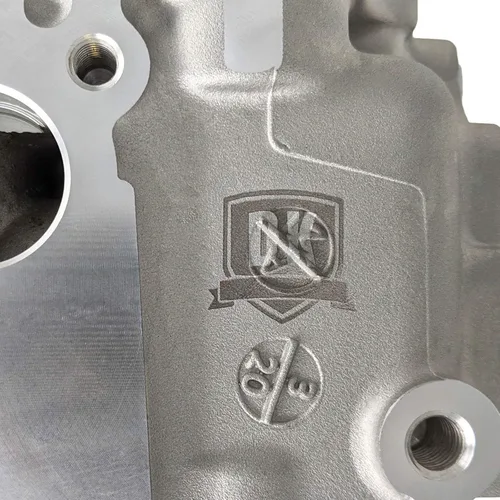 Vista 2 de 2 culatas de par completo con válvula Train DK Engine Parts - Compatible con Duramax 6.6L LLY 2004.5-2005.5