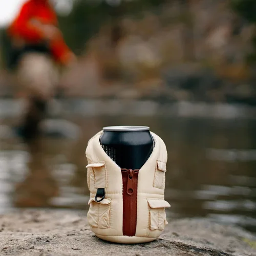 Vista 4 de Puffin - El chaleco Adventurer Adventure - Enfriador de latas aislado, bronceado clásico
