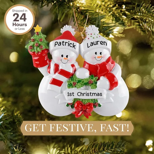 Vista 2 de Adorno personalizado para pareja 2025 Personalización gratuita las 24 horas Adornos de Navidad de muñeco de nieve grabados con láser para árbol