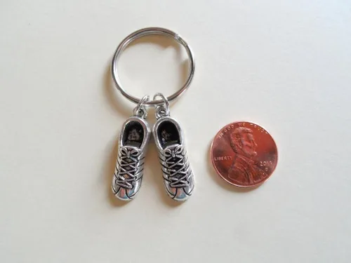 Vista 3 de JewelryEveryday Llavero de zapatos deportivos - Nadie podría llenar tus zapatos, plateado
