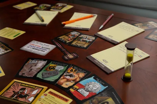 Vista 5 de Juego de mesa All Rise - ¡El ridículo juego de narración de historias y debate en la sala de audiencias!