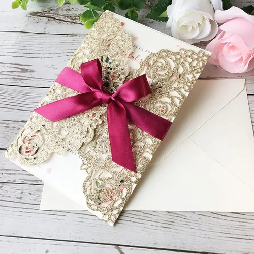 Vista 2 de 50 tarjetas de invitación de boda doradas de 5.12 x 7.28 pulgadas con lazo burdeos cortado con láser, invitación para despedida de soltera Purpurina