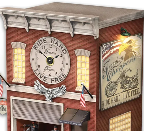 Vista 2 de The Bradford Exchange Freedom Choppers - Reloj de cuco para motocicleta y garaje – Reloj de motociclista esculpido iluminado con picadores móviles