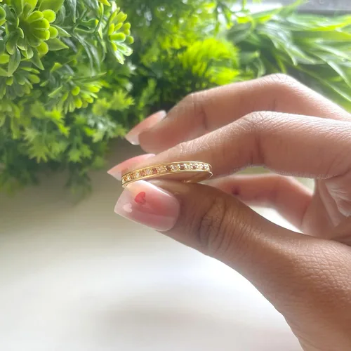 Vista 3 de Anillo de boda alternativo de granate y diamante blanco para mujer, anillo de aniversario de media eternidad con acabado de oro de 14 quilates