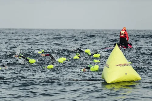 Vista 8 de Burbuja de Natación New Wave para Nadadores de Aguas Abiertas y Triatletas - Sé Brillante, Sé Visto y Sé Más Seguro con New Wave Mientras Nadas al
