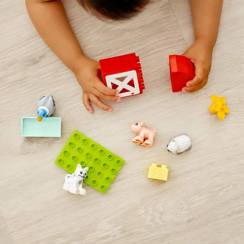 Vista 3 de LEGO DUPLO Town Farm Animal Care 10949 Juguete para niños pequeños, niñas y niños de 2 años más con figuras de pato, cerdo, oveja y gato, juguetes
