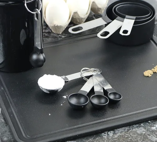 Vista 2 de Reston Lloyd 4 cucharas medidoras para ingredientes secos y líquidos, plástico de grado alimenticio con asas de acero inoxidable, color negro