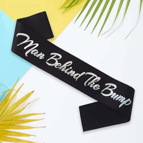Vista 4 de Banda de hombre detrás de la protuberancia, banda negra y plateada con texto en inglés "Daddy to Bebe", regalos para fiesta de baby shower, regalos