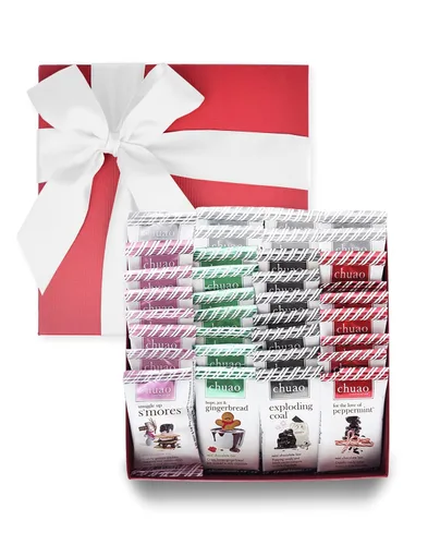 Vista 9 de Chuao Chocolatier Caja de regalo de muestra navideña, minibarras gourmet de chocolate negro y con leche, sin conservantes, para cestas de regalo