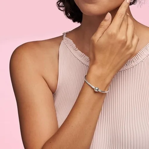 Vista 4 de Pulsera Pandora Moments con dijes y cierre Pandora, 7,5 in, Metal, Circonita cúbica