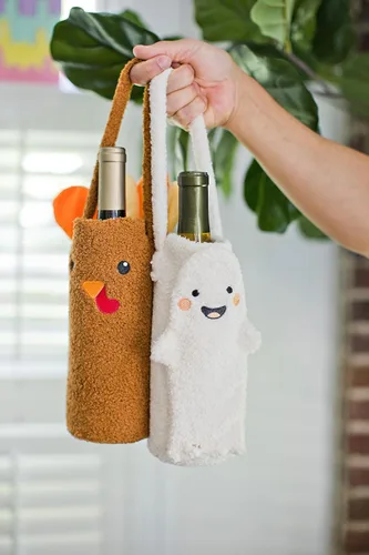 Vista 9 de Pearhead Soporte para botella de vino fantasma de Halloween, bolsa de regalo reutilizable de sherpa de felpa con cara sonriente y asa - Lindo regalo