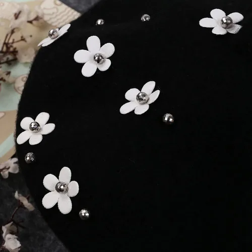 Vista 2 de Gorro de lana para bebé y niña diseño floral color liso con diseño de cúpula