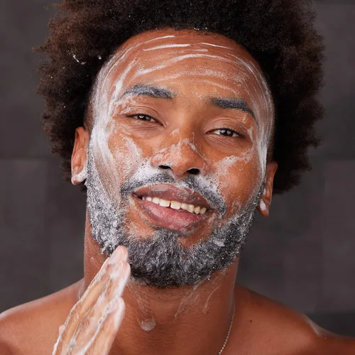 Vista 7 de Kit original completo de cuidado y aseo facial para hombres de Bulldog con hidratante, limpiador facial y exfoliante facial