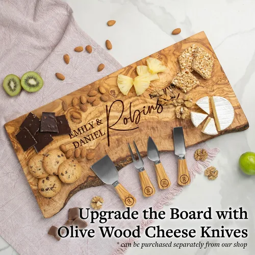 Vista 2 de Forest Decor Tabla de charcutería personalizada de madera de olivo, tablero de embutidos de borde vivo, tabla de queso rústico grabada, regalo