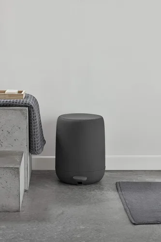 Vista 4 de Blomus Sono Cubo de Cosméticos Papelera con Cierre Suave 3 L Color Negro Diámetro 20 x 25 H cm Papelera para Baño de Plástico y Silicona