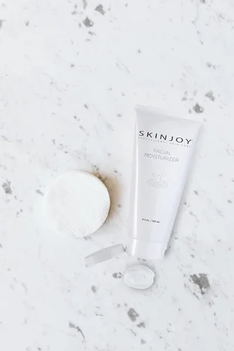 Vista 5 de Skinjoy Hidratante facial para piel seca, con ácido hialurónico, colágeno, aloe, productos para el cuidado de la piel facial, cuidado de la piel