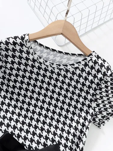 Vista 3 de WDIRARA Conjunto de 2 piezas de camiseta de manga corta con cinturón de pata de gallo y pantalones cortos con botones para niña