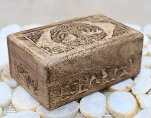 Vista 6 de DharmaObjects Caja de almacenamiento de madera tallada a mano (árbol de la vida celta, mediano)