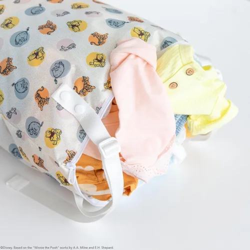 Vista 5 de Bumkins Disney Bolsa impermeable colgante para cosas mojadas grande para bebé, lavandería, ropa sucia, viaje, traje de baño, pañales de tela C3