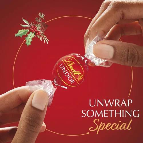 Vista 7 de Lindt LINDOR Caja de Regalo Tradiciones de Trufas de Chocolate con Leche, Caramelo de Chocolate con Leche con Centro de Trufa Suave y Derretido, 6.8