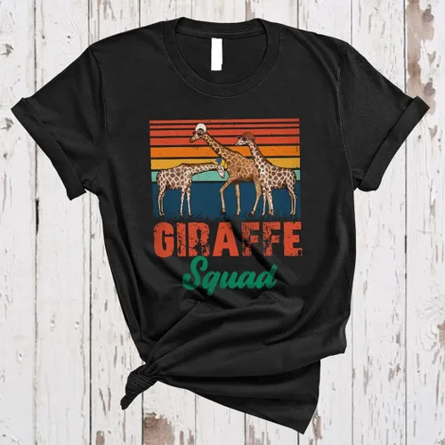 Vista 2 de Camiseta unisex con diseño de jirafa retro vintage con tres jirafas y lentes de sol