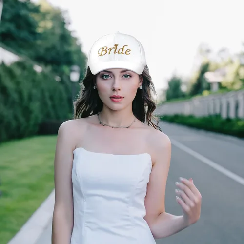 Vista 4 de Gorra de béisbol para mujer, con velo de encaje, ajustable, para boda, fiesta nupcial, gorra de cola de caballo bordada dorada, gorra de caballo