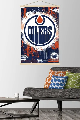 Vista 2 de Trends International NHL Edmonton Oilers - Póster de pared Maximalist Logo 23, 22.37 x 34.00 pulgadas, paquete de impresión premium y colgador
