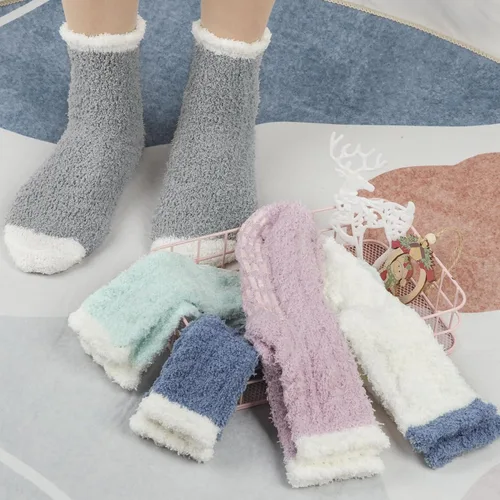 Vista 5 de Calcetines mullidos con empuñaduras para mujer, 5 pares suaves y esponjosos para dormir, acogedores, calcetines de hospital antideslizantes de felpa