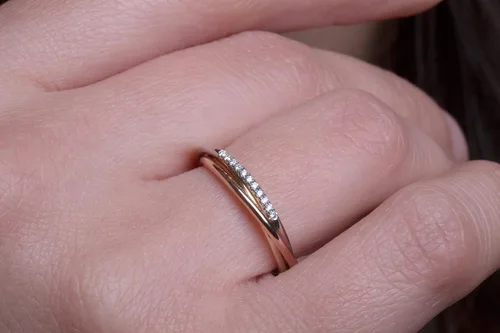 Vista 6 de Elegante joyero Anillo Trinity de 11 diamantes para mujer en oro macizo 9k, 14k y 18k, anillo de oro tricolor con diamantes, tres colores oro banda