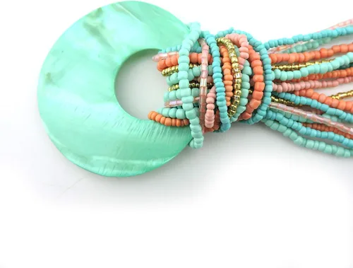 Vista 5 de Coiris - Collar llamativo de múltiples hebras con cuentas coloridas y con dije de gran concha circular para mujer