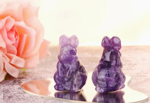 Vista 2 de QINJIEJIE Decoración de Pascua de 2 pulgadas, estatua de conejo de amatista, cristales de conejo, piedras curativas, piedras preciosas naturales